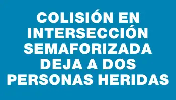 Colisión en intersección semaforizada deja a dos personas heridas