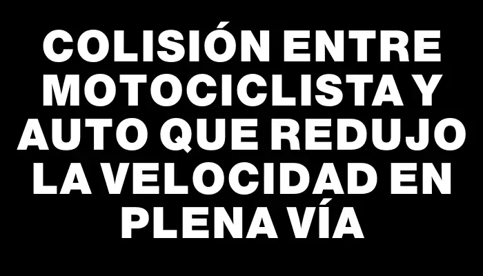 Colisión entre motociclista y auto que redujo la velocidad en plena vía